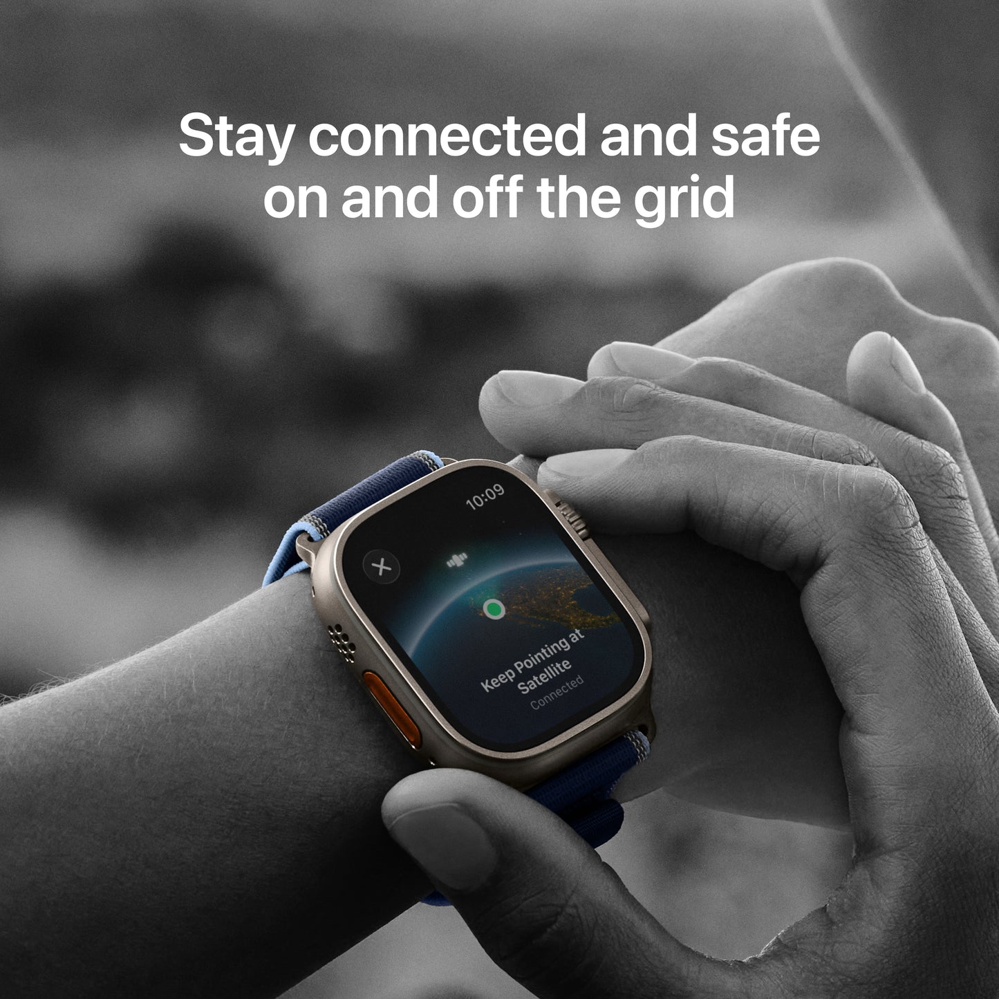 Apple • Apple Watch Ultra 3 • Titane naturel • Bracelet Trail Loop bleu (S/M)