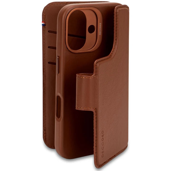 Decoded • Etui Portefeuille amovible pour iPhone 16 • Brun