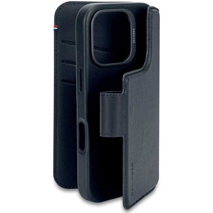Decoded • Etui Portefeuille amovible pour iPhone 16 Pro • Bleu Marine