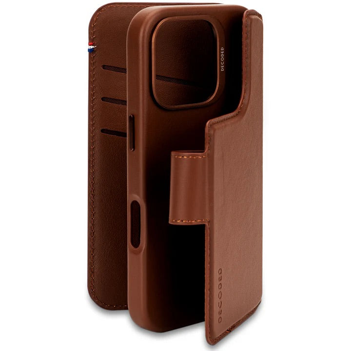 Decoded • Etui Portefeuille amovible pour iPhone 16 Pro • Brun