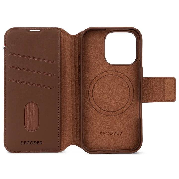Decoded • Etui Portefeuille amovible pour iPhone 16 Pro • Brun