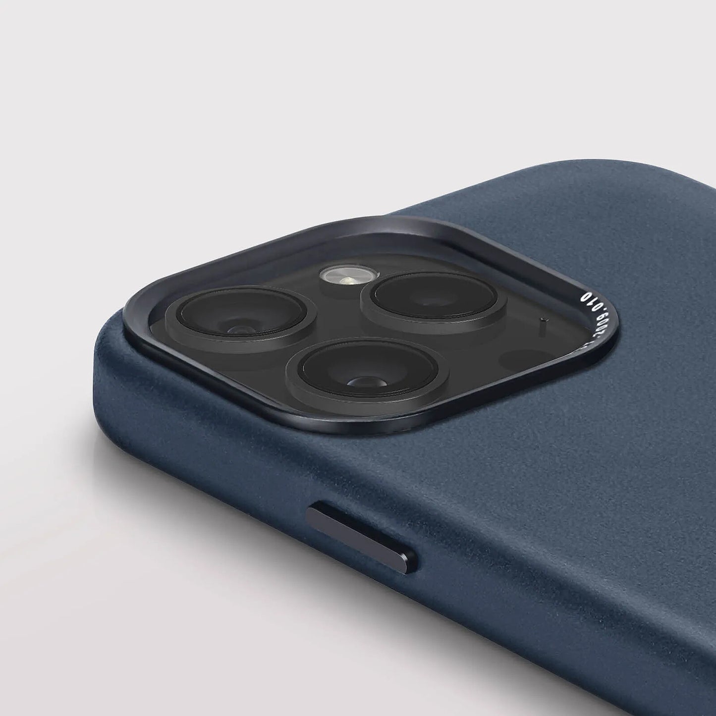 Decoded • Coque de protection en cuir pour iPhone 15 Pro Max • Bleu Marine